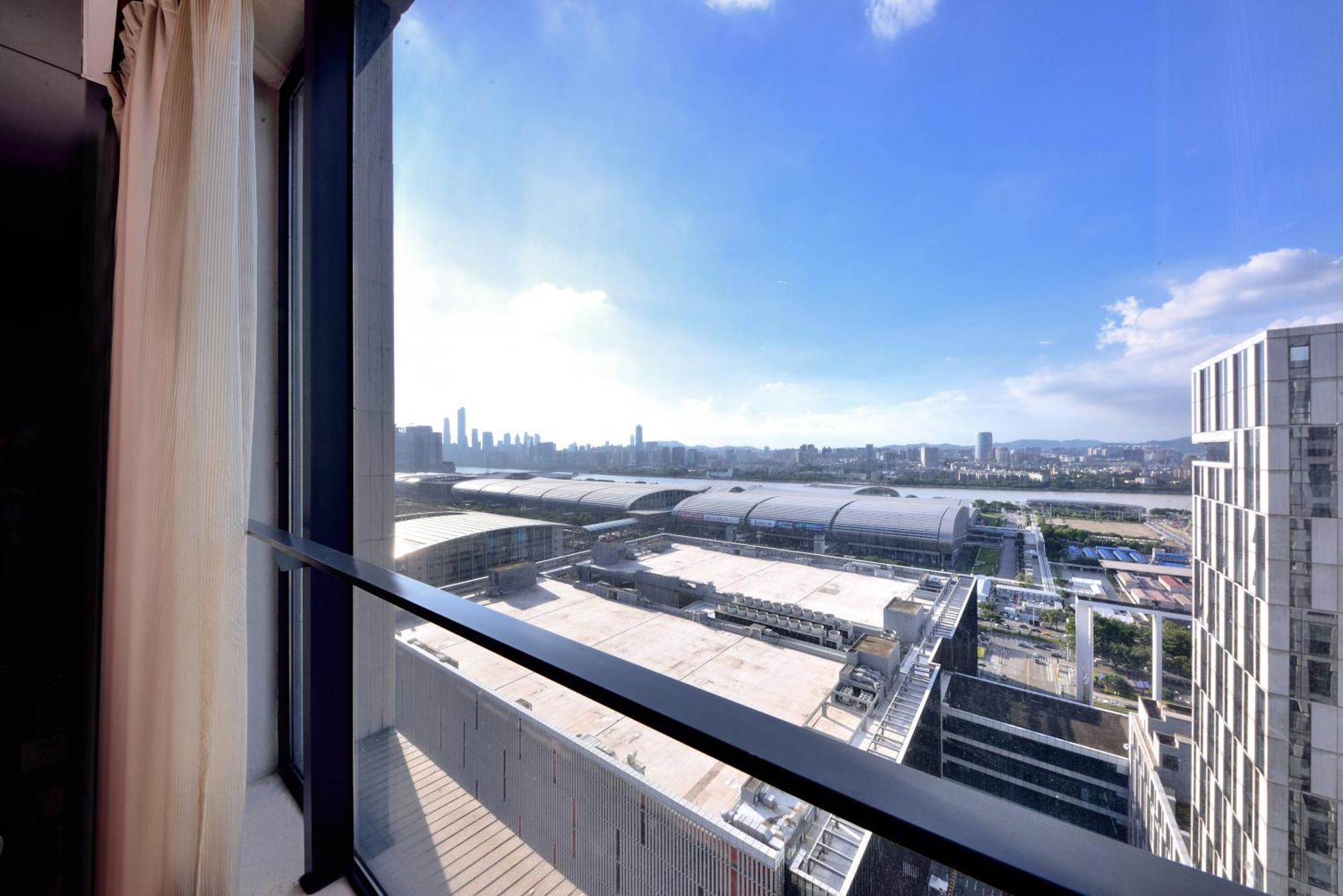 HEEFUN APARTMENT GZ -POLY WORLD TRADING CENTER-WALKING